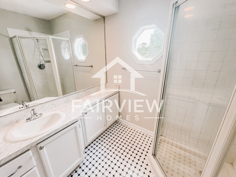 Building Photo - 3239 Mayflower Dr