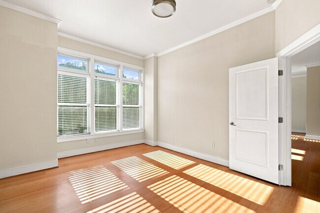 Building Photo - 933 Garrett St
