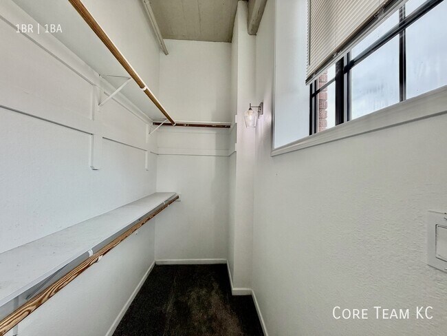 Building Photo - 320 W 7th St