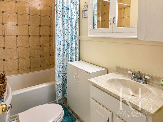Building Photo - Furnished Cozy 1-Bd Near PSNS