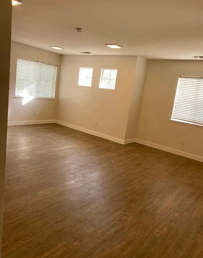 Building Photo - 505 Dimensions St