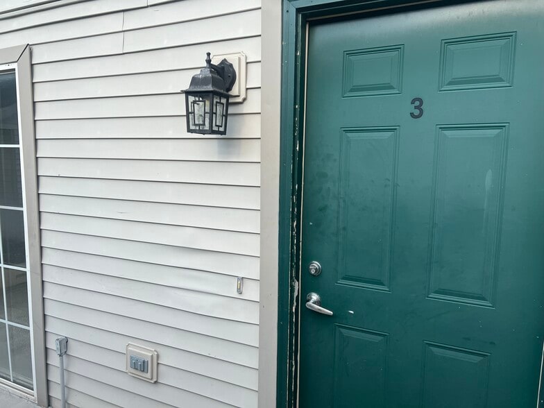 Building Photo - 3216 Midvale Dr