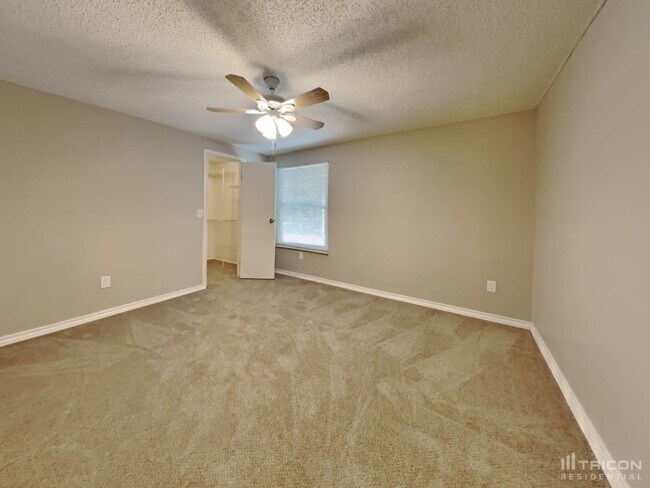 Building Photo - 1421 Rustling Oaks Dr