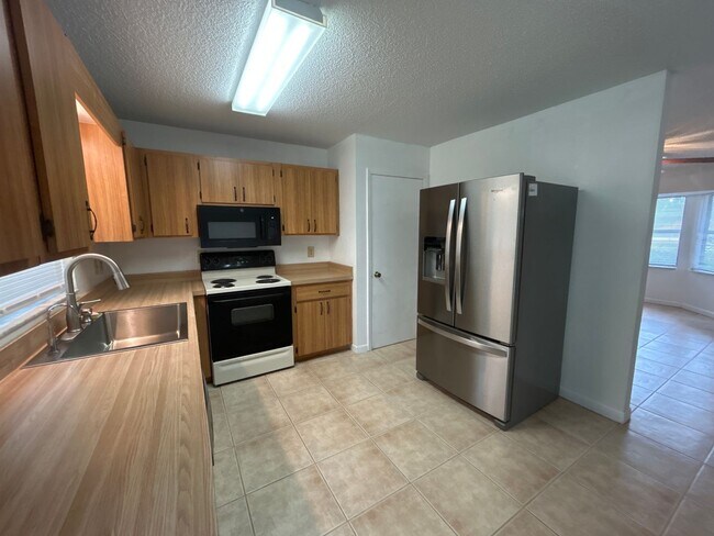 Building Photo - Beautiful 3 Bedroom Home Just Steps from L...