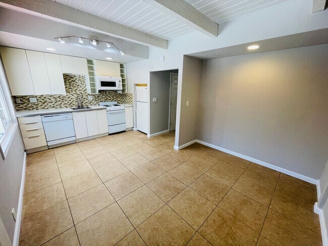 Building Photo - Pet friendly 1 bedroom unit with washer/dr...