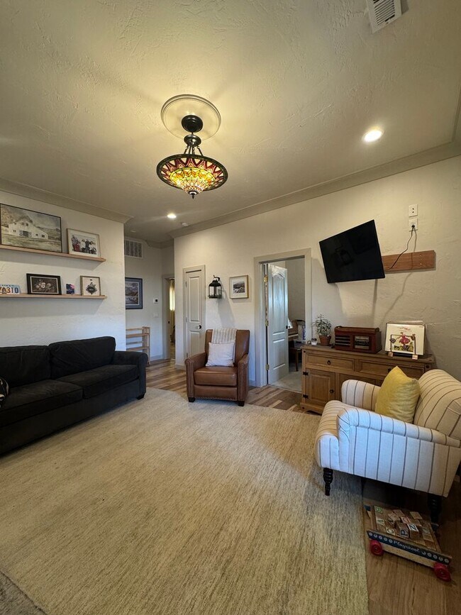 Building Photo - Updated 3 Bed/ 2 Bath Rental