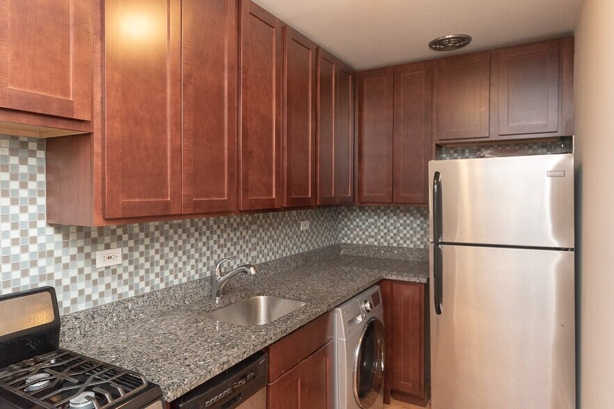 Building Photo - 567 W Arlington Pl