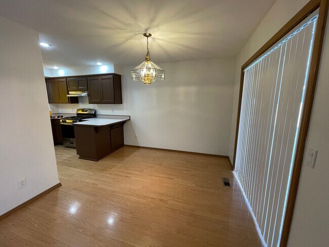 Building Photo - Beautiful 3 Bedroom Home, Pet Friendly!