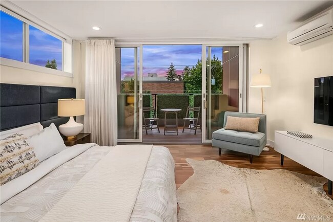 Building Photo - Stunning 2 Bed 3 Bath Home in Queen Anne