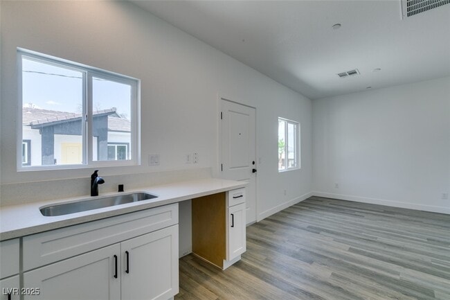 Building Photo - 367 N 16th St