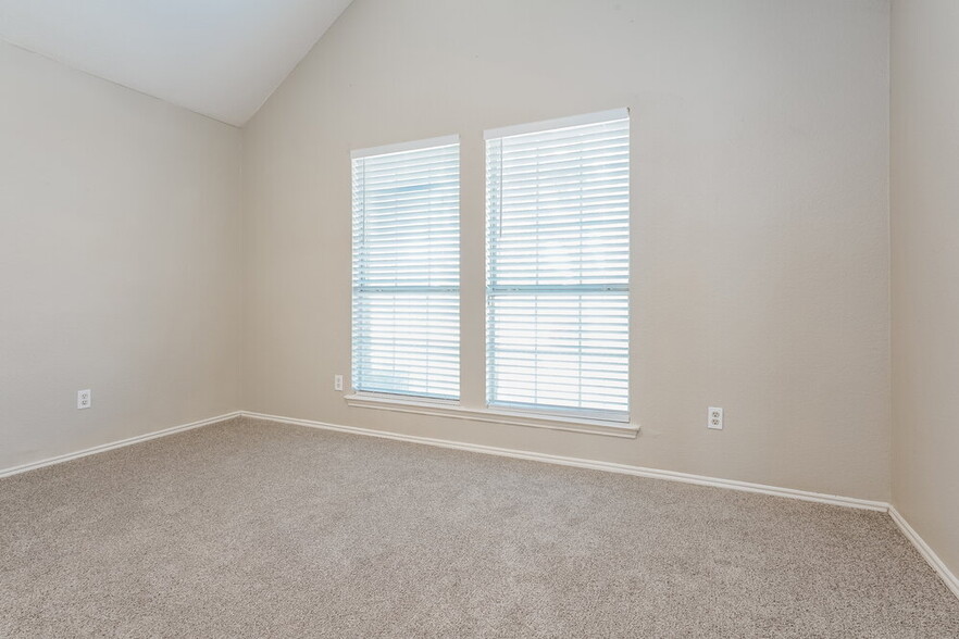 Building Photo - 316 Winnipeg Dr