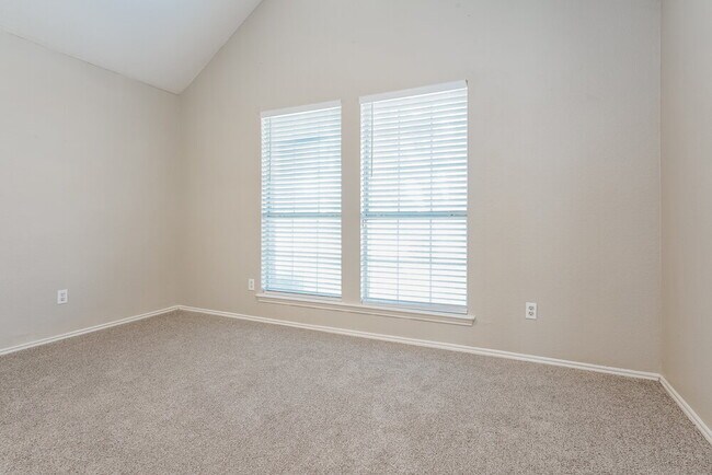 Building Photo - 316 Winnipeg Dr