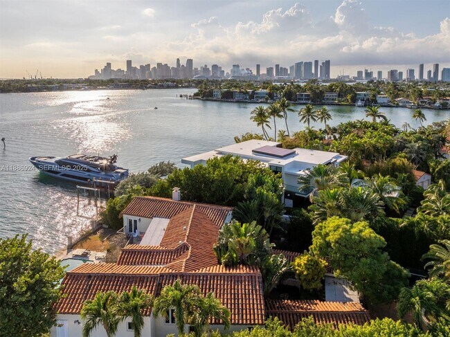 Building Photo - 11 E Rivo Alto Dr