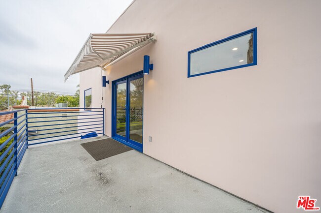 Building Photo - 848 N Las Palmas Ave