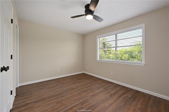 Building Photo - 403 Manuel Dr