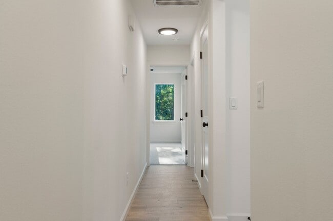 Building Photo - Gorgeous 3 bedroom 2 bathroom home