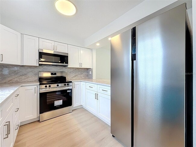 Building Photo - 200 Country Club Dr