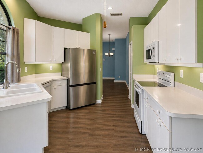 Building Photo - 546 SW New Castle Cove