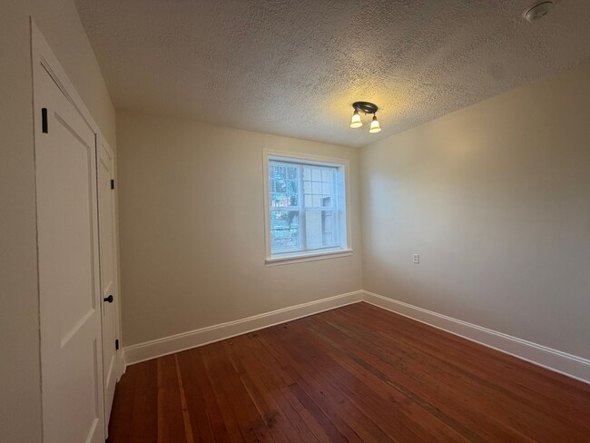 Building Photo - Cozy Studio Centrally Located in Downtown Portland!