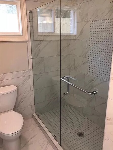 Building Photo - Room in House on Vanderbilt Ln NW