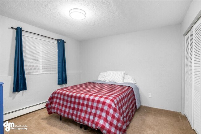 Building Photo - The Single-Family Alternative: 3BD/2BA Triplex Unit with Modern Comforts