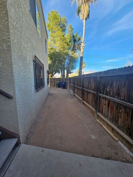 Building Photo - 2767 N Edith Blvd