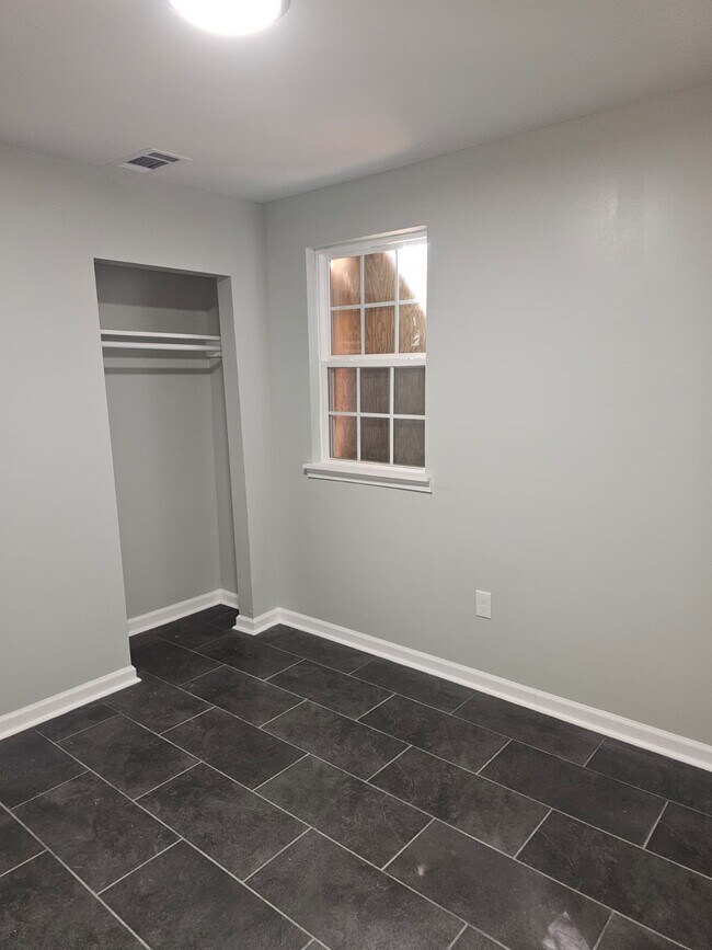 Primary Photo - 2850 Montague Ave