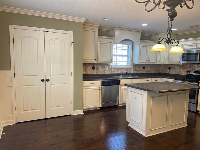 Building Photo - Check Out This 3BD/2B Home!!