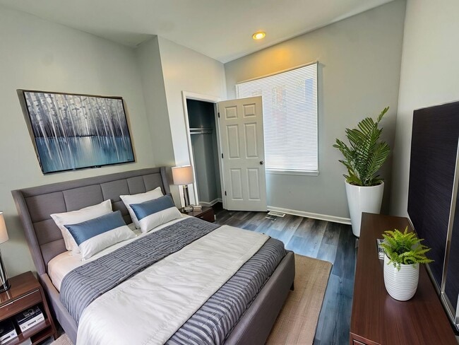 Building Photo - Remodeled 4bd/2 House with Rear yard!! SEC...