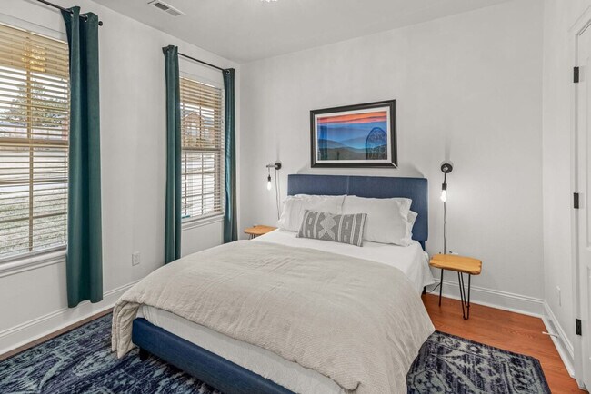 Building Photo - 1802 NW Mustang Ave