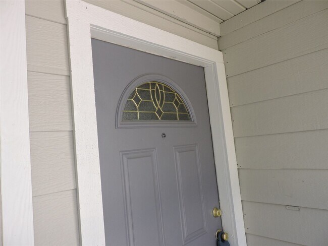 Building Photo - 17401 Red Oak Dr