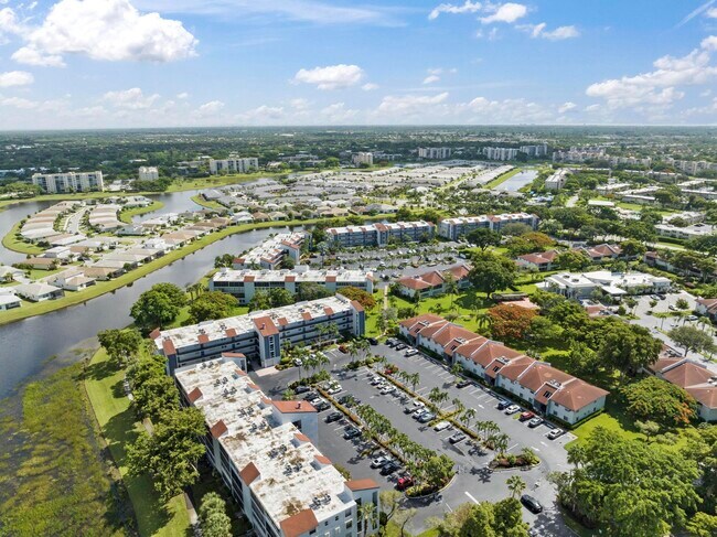 Building Photo - 6650 S Oriole Blvd
