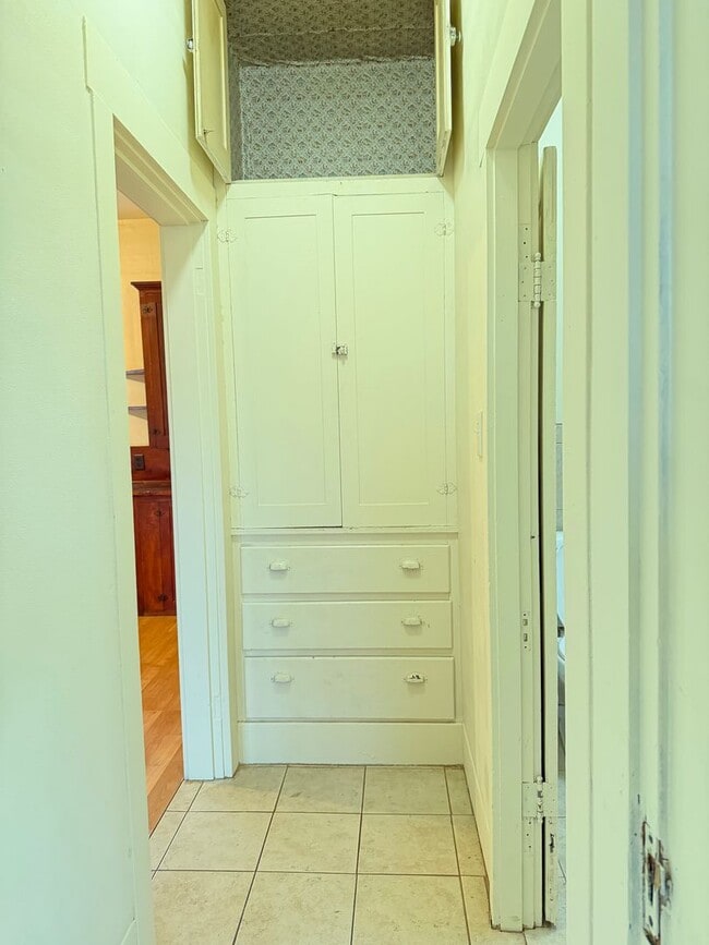 Building Photo - Large 2 bedroom 1 bath with bonus room