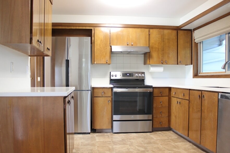 Building Photo - 9042 SW Monterey Pl