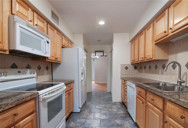 Building Photo - 12979 Trail Hollow Dr
