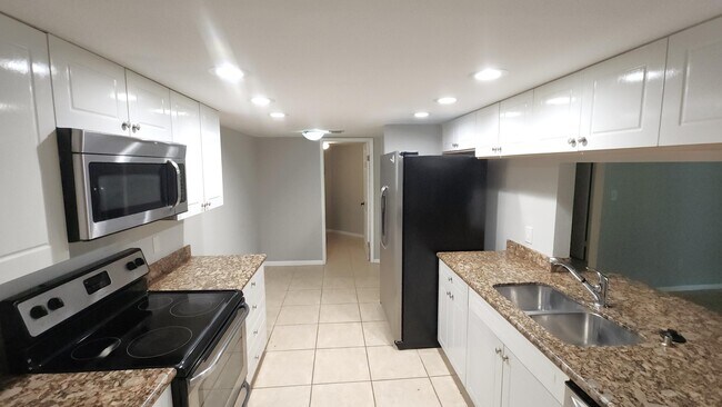 Building Photo - 820 Lavers Cir