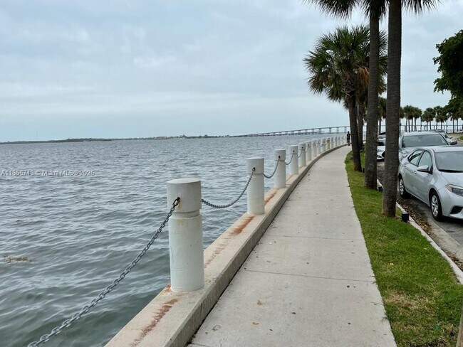 Building Photo - 170 SE 14th St