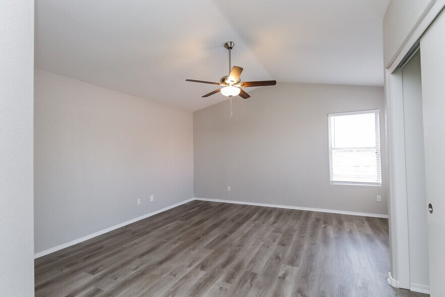 Building Photo - 1012 N Blackstone Dr