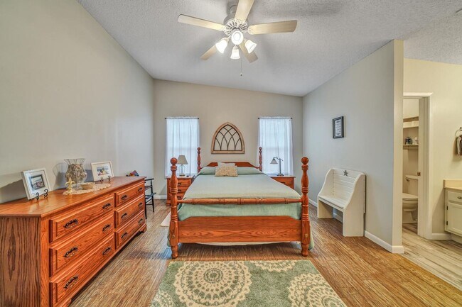Building Photo - Updated 3 Bedroom in Central Location!