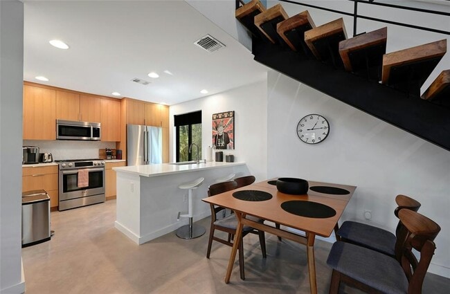 Building Photo - 407 S Park Dr