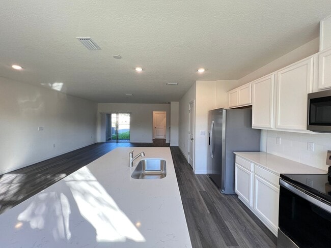 Building Photo - Perfect townhouse -  available now!