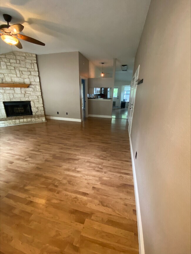 Building Photo - 702 Spring Hollow Dr