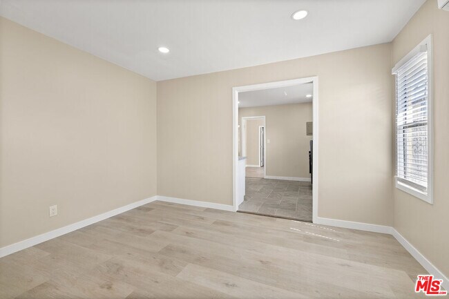 Building Photo - 717 W 75th St