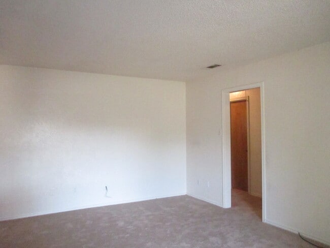 Building Photo - Cozy 3 Bed 2 Bath Duplex Located In Cul-De-Sac