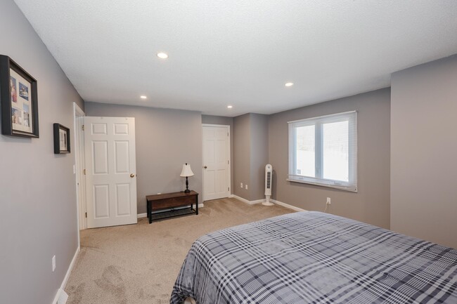 Building Photo - 5 Gleneagle Dr