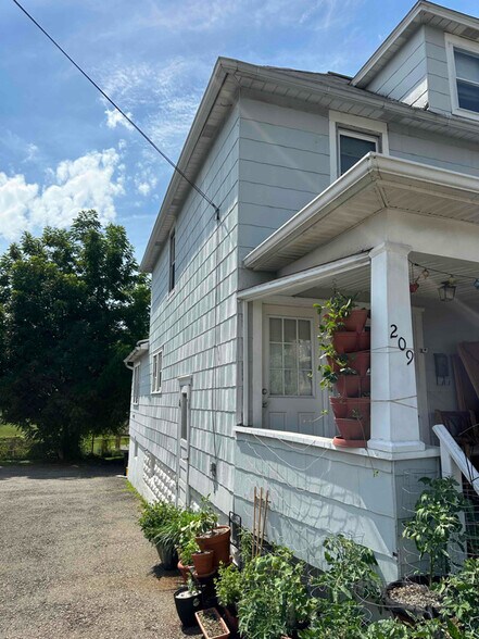 Building Photo - 209 Oak Hill Ave