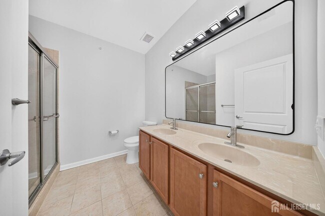 Building Photo - 645 Doral Ct