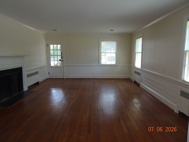 Building Photo - 3 bedrooms, 2 baths single family home