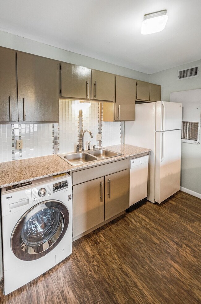 Building Photo - Daughtery Place 1 Bedroom Upstairs Condominium