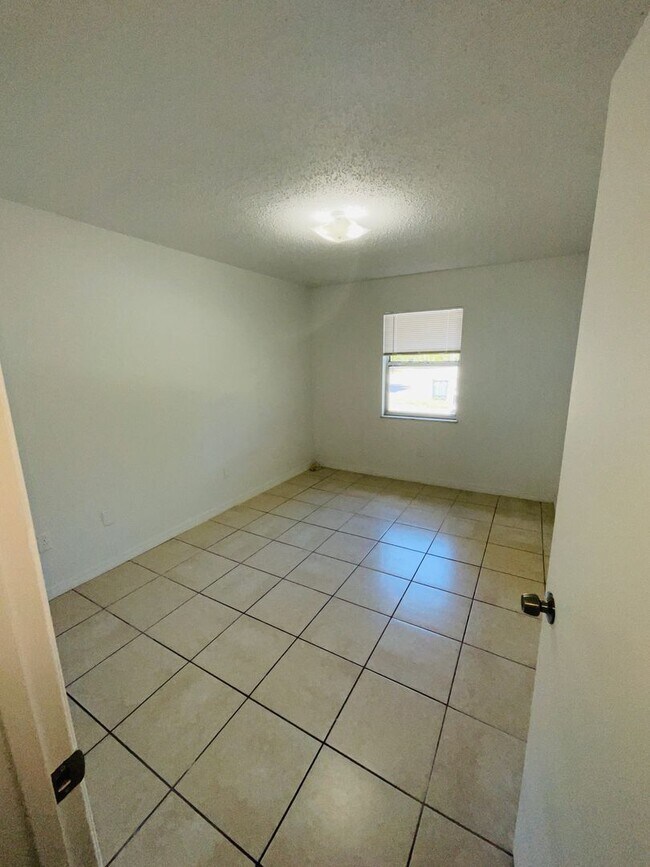 Building Photo - 2 Bedroom 2 Bathroom 1/2 Duplex